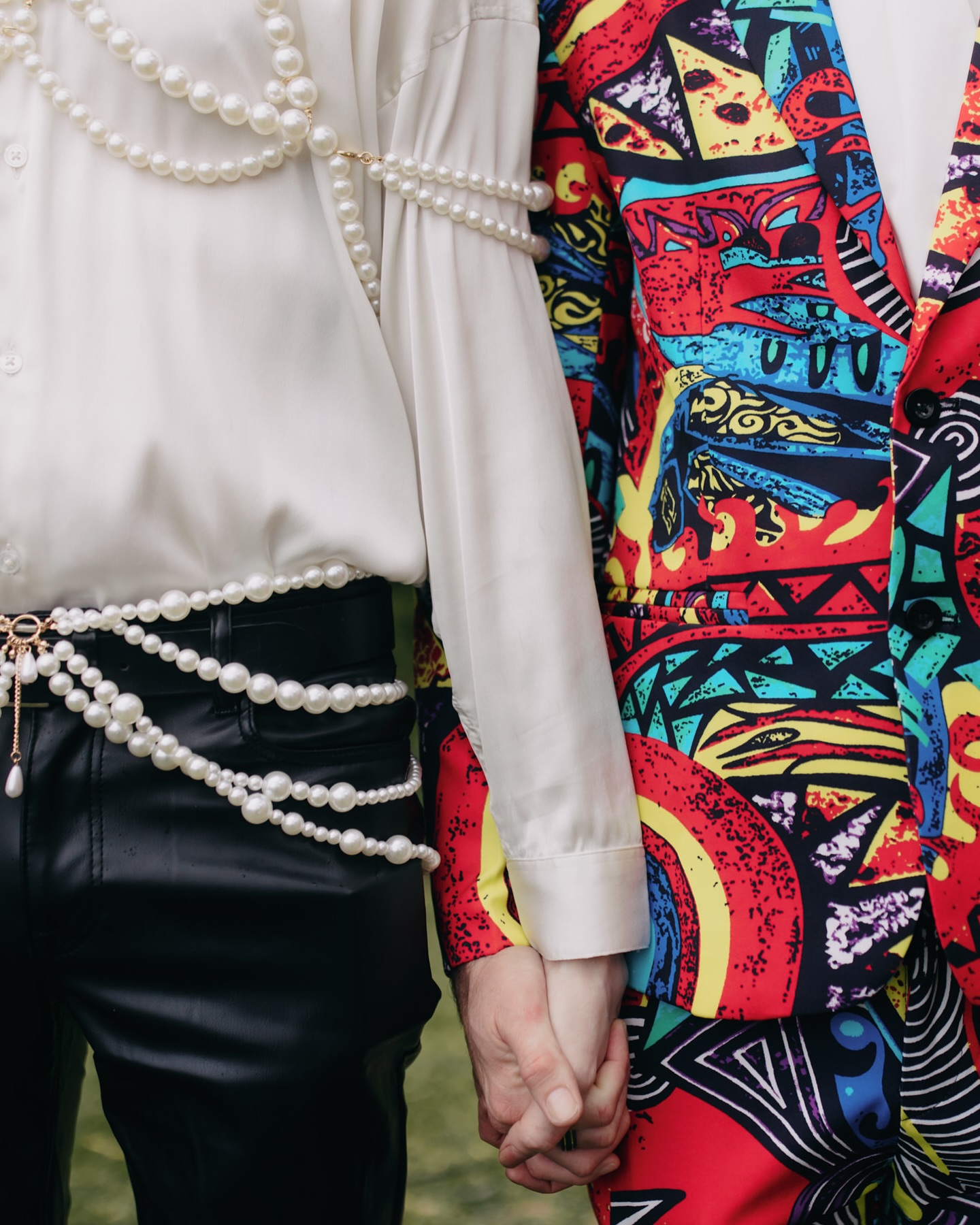 &quot;Они все - любовь моей жизни&quot;. Женщина вышла замуж одновременно за 60 человек: как ей это удалось